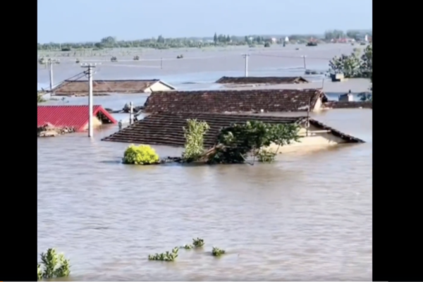 Trung Quốc: Vỡ đê ở hồ Động Đình, nước lũ tràn qua mái nhà, người dân tháo chạy trong đêm