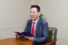 Ông Dayner Kim, đại diện của kênh YouTube “Dayner Kim TV” tiếp nhận trả lời phỏng vấn tại văn phòng ấn bản Hàn ngữ của The Epoch Times tại Nam Hàn. (Ảnh: Hàn Cơ Dân/The Epoch Times)