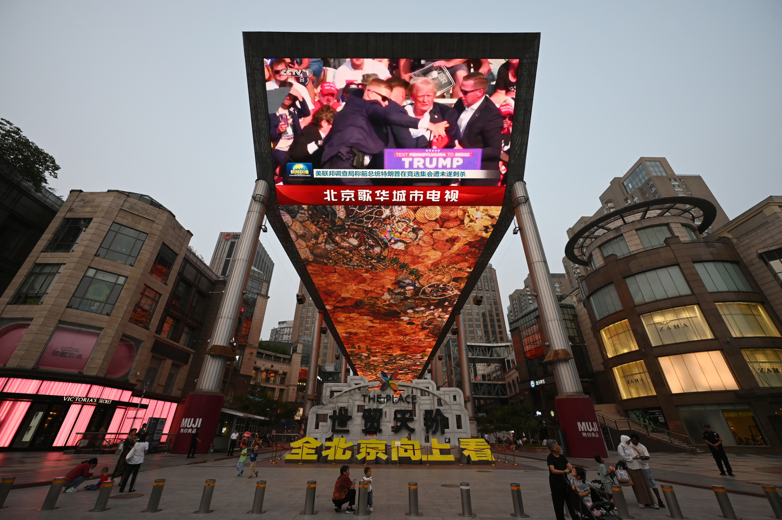 Hôm 14/07/2024, một màn hình lớn trên đường phố Bắc Kinh đang phát hình tin tức về vụ ám sát bất thành cựu Tổng thống Hoa Kỳ Donald Trump. (Ảnh: Greg Baker/AFP qua Getty Images)