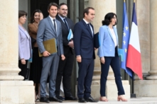 Chính phủ Pháp đã từ chức hôm 16/07/2024. Trong ảnh tư liệu này, Bộ trưởng Giáo dục vừa mới được bổ nhiệm của Pháp Gabriel Attal (người đứng trước bên trái), rời khỏi Cung điện Élysée ở Paris cùng với một số thành viên khác của chính phủ vào ngày 21/07/2023. (Ảnh: Bertrand Guay/AFP qua Getty Images)