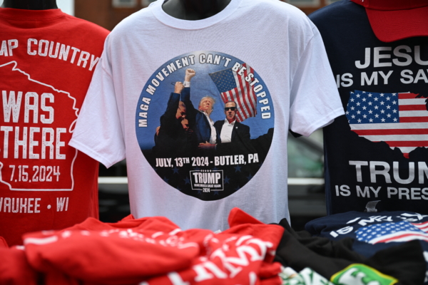 Những chiếc áo T-shirt ủng hộ cựu Tổng thống Hoa Kỳ Donald Trump, hiện là ứng cử viên Tổng thống Đảng Cộng Hòa, đã được trưng bày trong ngày thứ hai của Hội nghị Quốc gia Đảng Cộng Hòa năm 2024 được tổ chức tại tiểu bang Wisconsin, hôm 16/07/2024. (Ảnh: Patrick T. Fallon/AFP)