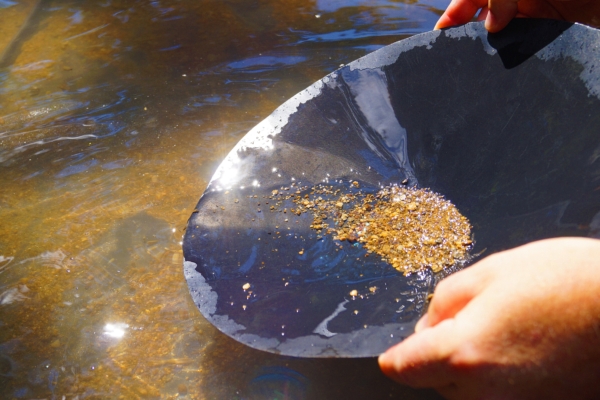 Hình ảnh minh họa đãi vàng ở giữa sông. (Ảnh: Shutterstock)