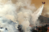 Hôm 06/07/2024, vụ cháy rừng lớn xảy ra tại rừng quốc gia Los Padres gần Los Olivos, California, phi cơ trực thăng cứu hỏa đang dập lửa. (Ảnh: Mario Tama/Getty Images)