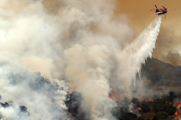 Hôm 06/07/2024, vụ cháy rừng lớn xảy ra tại rừng quốc gia Los Padres gần Los Olivos, California, phi cơ trực thăng cứu hỏa đang dập lửa. (Ảnh: Mario Tama/Getty Images)