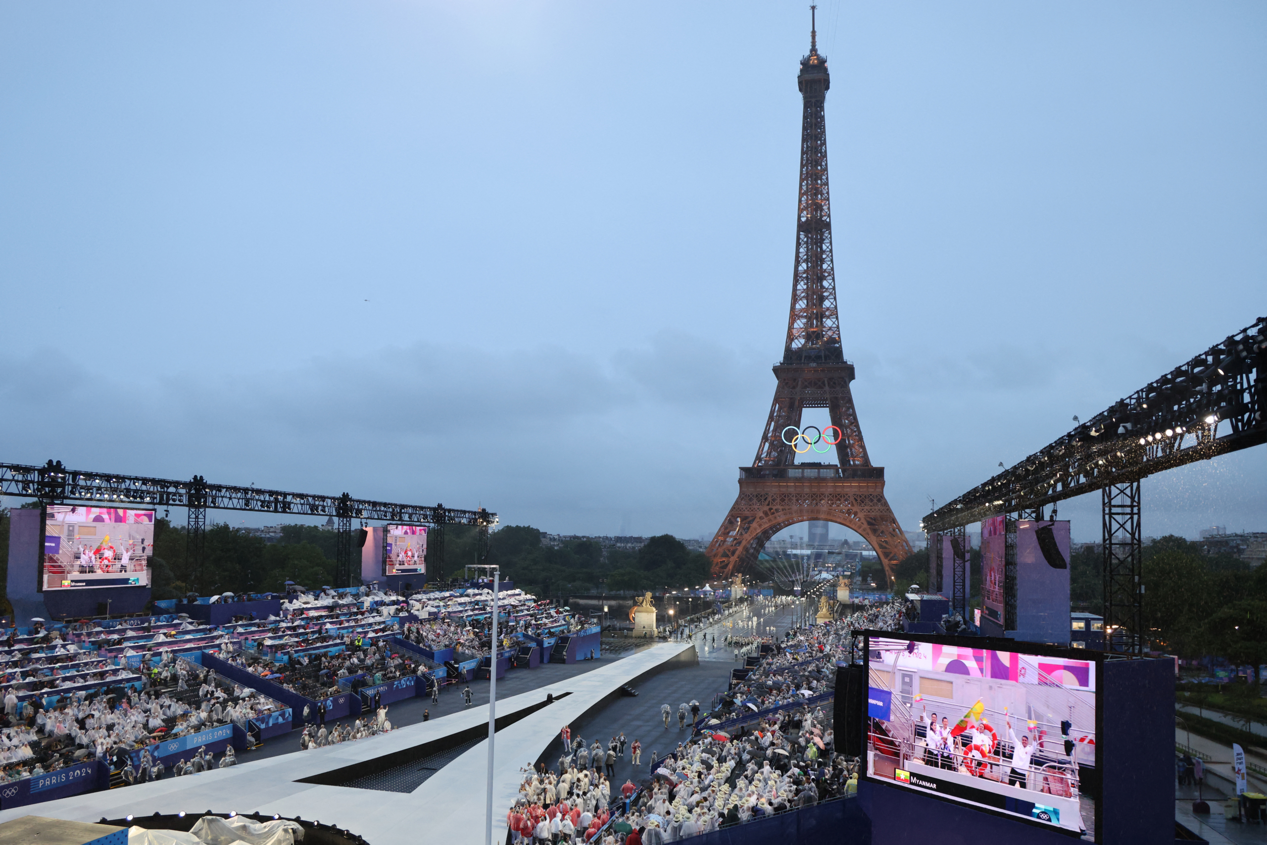Trong lễ khai mạc Thế vận hội Paris 2024 diễn ra hôm 26/07/2024, các đoàn đại biểu đã đến Trocadero với phông nền là tháp Eiffel. (Ảnh: Ludovic Marin/Pool/AFP qua Getty Images)
