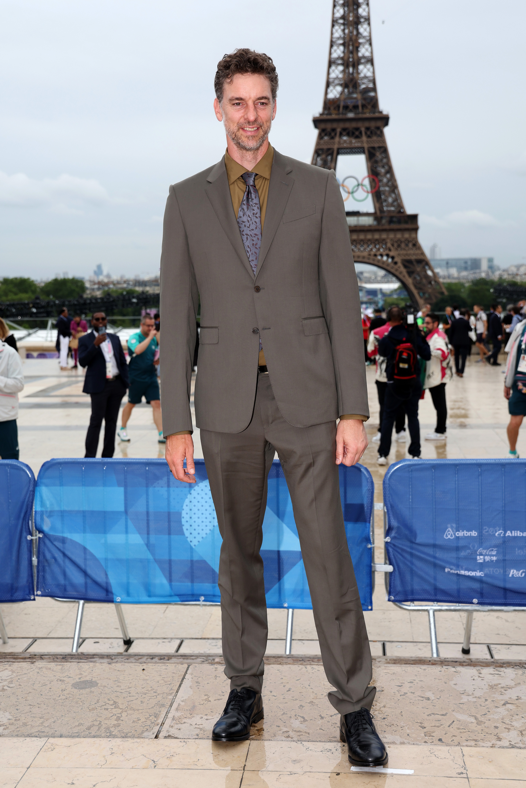 Cựu vận động viên bóng rổ Pau Gasol tham dự thảm đỏ trước lễ khai mạc Thế vận hội Paris 2024 hôm 26/07/2024. (Ảnh: Matthew Stockman/Getty Images)