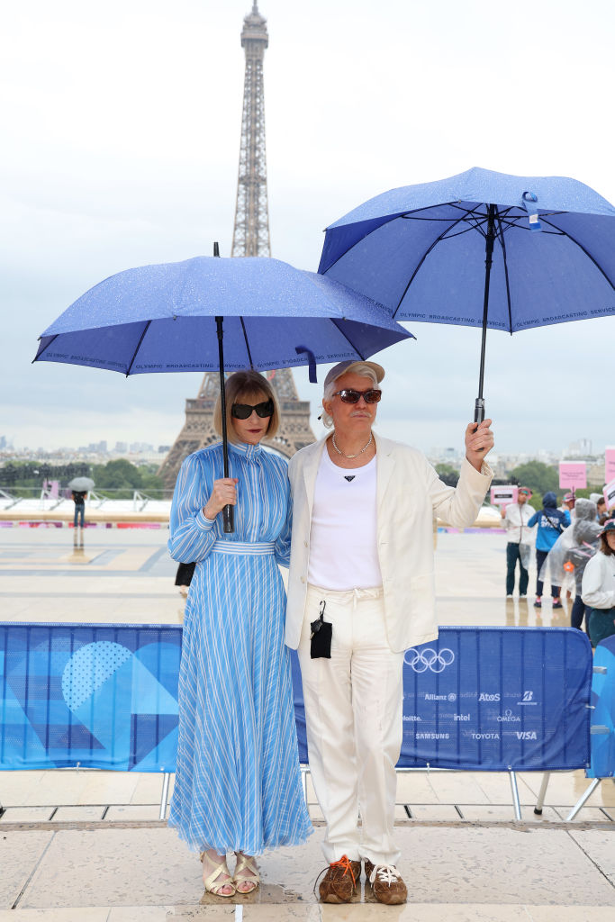 Tổng biên tập tạp chí thời trang nổi tiếng Vogue Anna Wintour (bên trái) và đạo diễn, nhà văn, nhà sản xuất người Úc Baz Luhrmann tham dự lễ khai mạc Thế vận hội Paris 2024 hôm 26/07/2024. (Ảnh: Jonathan Nackstrand/AFP qua Getty Images)