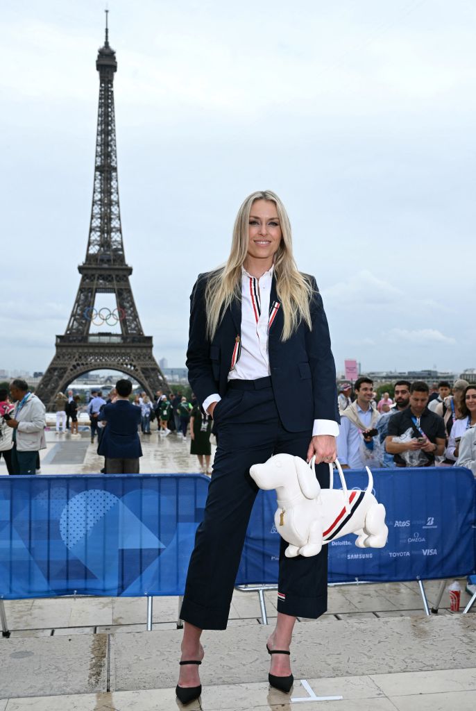 Vận động viên trượt tuyết Lindsey Vonn tham dự lễ khai mạc Thế vận hội Paris 2024 với phông nền là tháp Eiffel hôm 26/07/2024. (Ảnh: Jonathan Nackstrand/AFP)