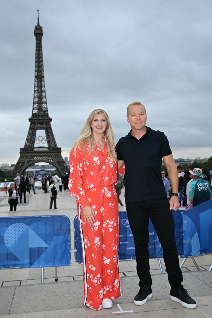 Cựu vận động viên bơi lội Rebecca Adlington và cựu vận động viên đua xe đạp Sir Chris Hoy chụp ảnh kỷ niệm trên thảm đỏ trước lễ khai mạc Thế vận hội Paris 2024, hôm 26/07/2024. (Ảnh: Matthew Stockman/Getty Images)