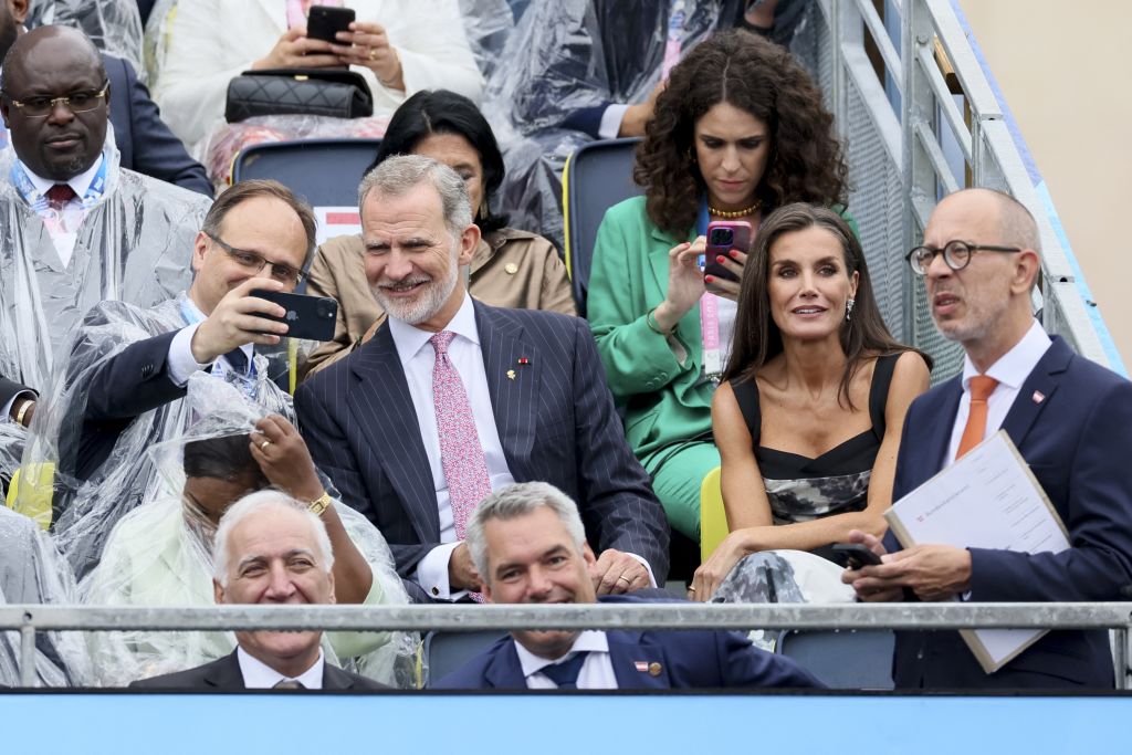 Quốc vương Felipe Đệ lục và Hoàng hậu Letizia Ortiz của Tây Ban Nha có mặt trước lễ khai mạc Thế vận hội Paris 2024 diễn ra hôm 26/07/2024. (Ảnh: Oscar J. Barroso/Europa Press qua Getty Images)