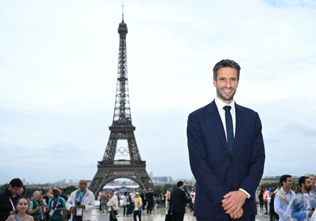 Chủ tịch Ủy ban Tổ chức Thế vận hội và Thế vận hội dành cho người khuyết tật 2024 (Paralympic) Tony Estanguet đến Paris tham dự lễ khai mạc với phông nền là tháp Eiffel vào hôm 26/07/2024. (Ảnh: Jonathan Nackstrand/AFP)
