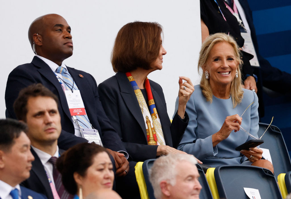 Đệ nhất Phu nhân Hoa Kỳ Jill Biden (bên phải) đến xem buổi lễ khai mạc Thế vận hội Paris 2024 hôm 26/07/2024. (Ảnh: Odd Andersen/AFP)