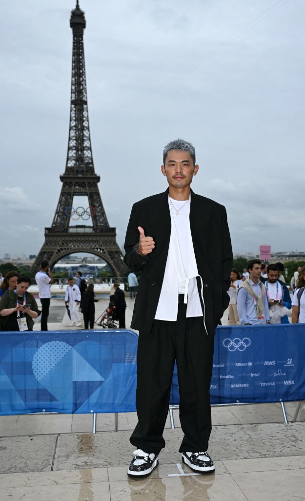 Cựu vận động viên cầu lông Trung Quốc Lâm Đan (Lin Dan) đến Paris trước lễ khai mạc Thế vận hội Paris 2024 hôm 26/07/2024. (Ảnh: Jonathan Nackstrand/AFP)