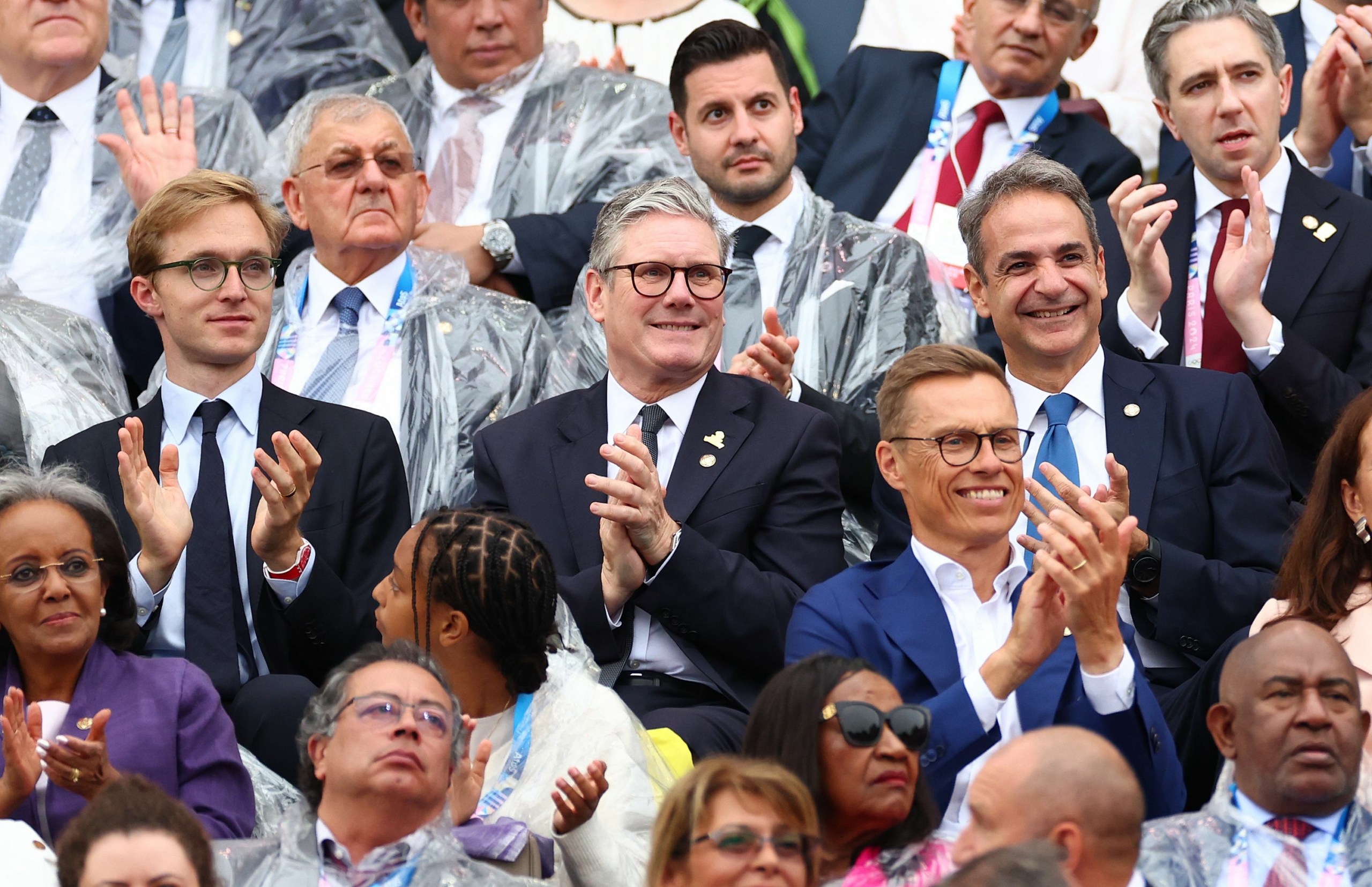 Thủ tướng Anh Keir Starmer (giữa) đến xem lễ khai mạc Thế vận hội Paris 2024 hôm 26/07/2024. (Ảnh: Sarah Stier/Getty Images)
