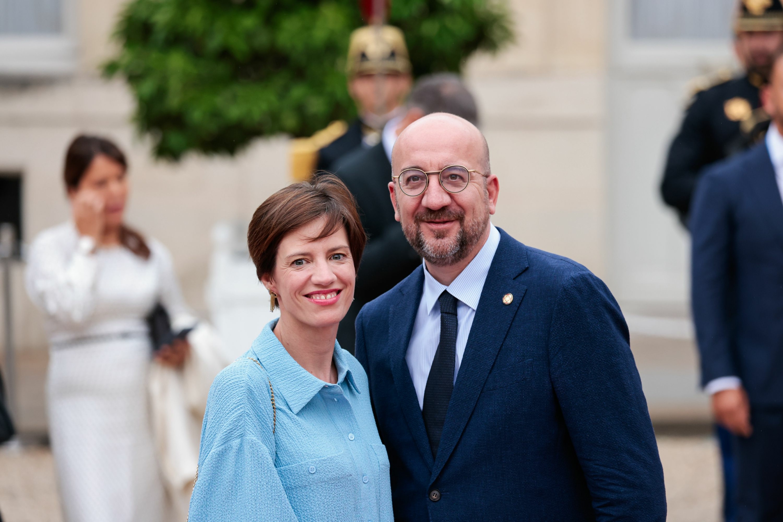 Chủ tịch Hội đồng Âu Châu Charles Michel và phu nhân Amelie Derbaudrenghien đến Điện Élysée trước lễ khai mạc Thế vận hội Paris 2024 hôm 26/07/2024. (Ảnh: Richard Bord/Getty Images)