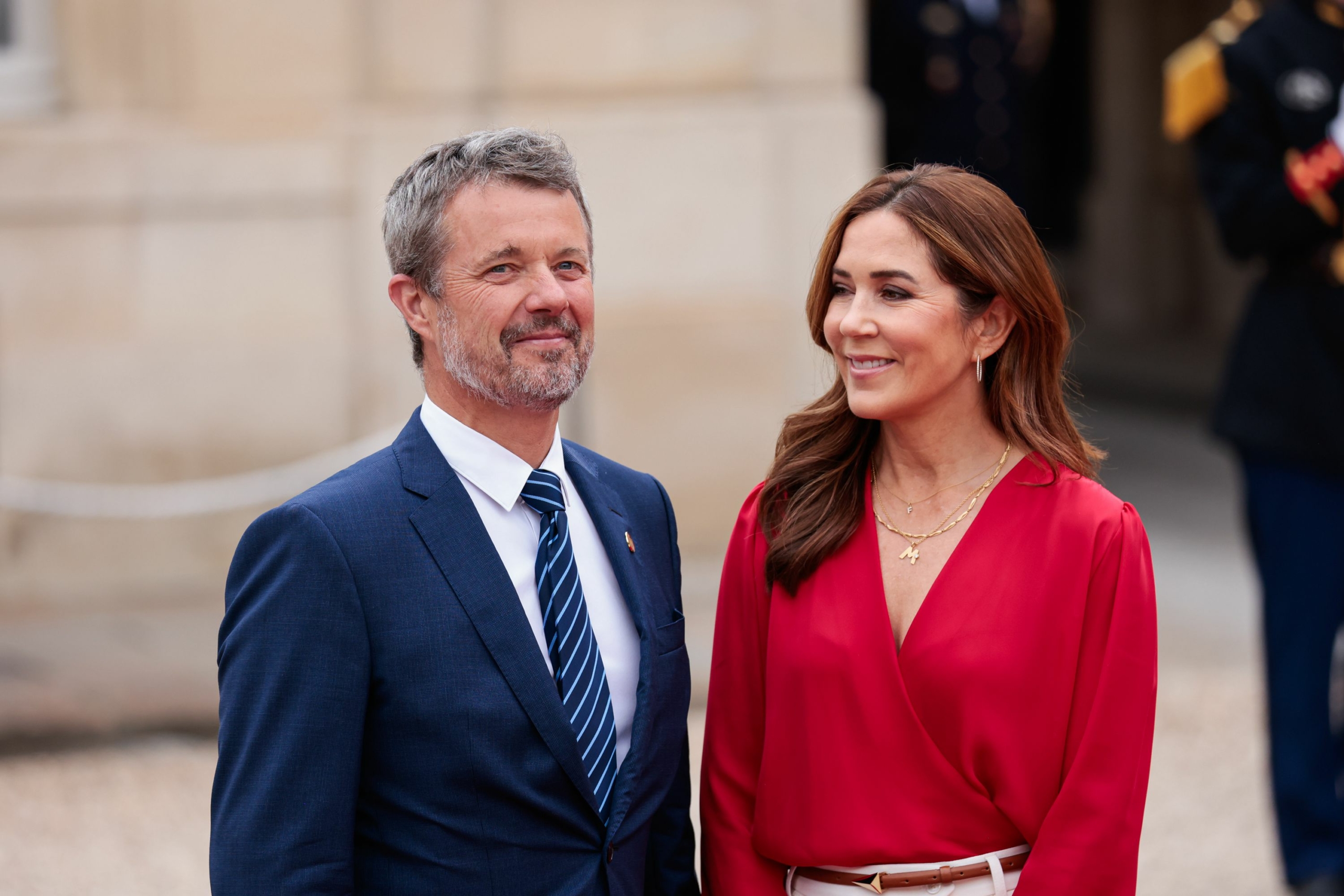 Quốc vương Frederik Đệ thập và Hoàng hậu Mary của Đan Mạch đến Điện Élysée trước lễ khai mạc Thế vận hội Paris 2024 hôm 26/07/2024. (Ảnh: Richard Bord/Getty Images)