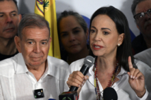 Hôm 29/7/2024, sau khi chính quyền Venezuela công bố kết quả bầu cử, lãnh đạo phe đối lập Maria Corina Machado (phải) và ứng cử viên Tổng thống của phe đối lập Gonzalez (trái) đã nhận lời phỏng vấn của truyền thông. Phe đối lập cho biết liên minh của họ đã nhận được 70% số phiếu bầu chứ không phải 44% như cơ quan bầu cử công bố. (Ảnh: Federico Parra/AFP qua Getty Images)