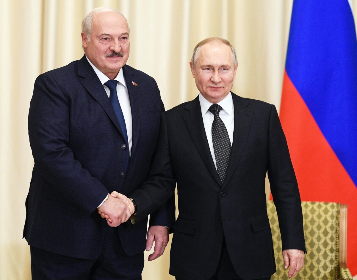 Tổng thống Nga Vladimir Putin (phải) gặp người đồng cấp Belarus Alexander Lukashenko tại dinh thự quốc gia Novo-Ogaryovo gần Moscow hôm 17/02/2023. (Ảnh: Vladimir Astapkovich/SPUTNIK/AFP qua Getty Images)