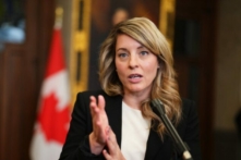 Bộ trưởng Ngoại giao Canada Melanie Joly trò chuyện với các phóng viên tại sảnh Hạ viện tại Parliament Hill ở Ottawa, vào ngày 27/03/2023. (Ảnh: The Canadian Press/Sean Kilpatrick)