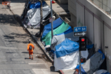 Những căn lều được dựng trên vỉa hè ở khu Skid Row của Los Angeles vào ngày 16/05/2023. (Ảnh: John Fredricks/The Epoch Times)