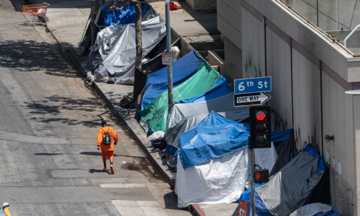 Những căn lều được dựng trên vỉa hè ở khu Skid Row của Los Angeles vào ngày 16/05/2023. (Ảnh: John Fredricks/The Epoch Times)