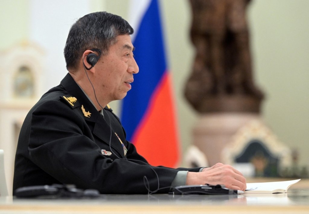 Bộ trưởng Quốc phòng Trung Quốc Lý Thượng Phúc (Li Shangfu) tham dự cuộc gặp với Tổng thống Nga Vladimir Putin và Bộ trưởng Quốc phòng Sergei Shoigu tại Moscow, vào ngày 16/04/2023. (Ảnh: Sputnik/Pavel Bednykov/Pool via Reuters)