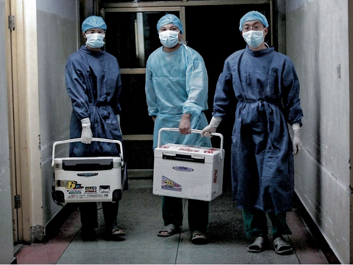 Các bác sỹ cầm những thùng nội tạng còn tươi để mang đi cấy ghép tại một bệnh viện ở tỉnh Hà Nam, Trung Quốc, vào ngày 16/08/2012. (Ảnh chụp màn hình qua Sohu.com)