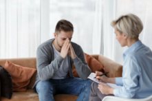 Một nghiên cứu mới nhận diện 6 nhóm trầm cảm đáp ứng với các phương thức điều trị khác nhau. (Ảnh: Prostock-studio/Shutterstock)