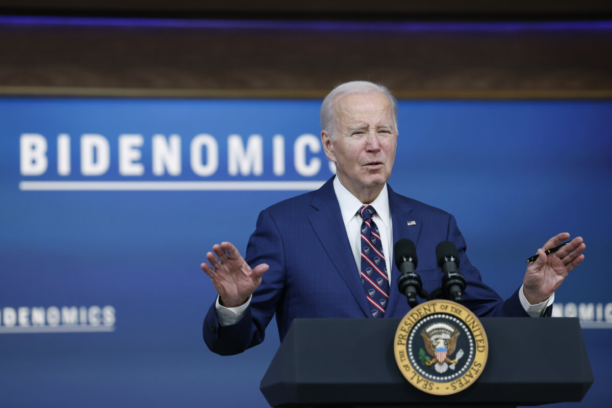 Tổng thống Joe Biden nói trong một sự kiện tại Thính phòng South Court thuộc Tòa nhà Văn phòng Điều hành Eisenhower ở Hoa Thịnh Đốn vào ngày 23/10/2023. (Ảnh: Anna Moneymaker/Getty Images)
