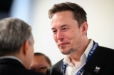 Ông Elon Musk nói chuyện với các đại biểu khác trong ngày đầu tiên của Hội nghị Thượng đỉnh về An toàn AI tại Công viên Bletchley ở Bletchley, Anh quốc, vào ngày 01/11/2023. (Ảnh: Leon Neal/Getty Images)