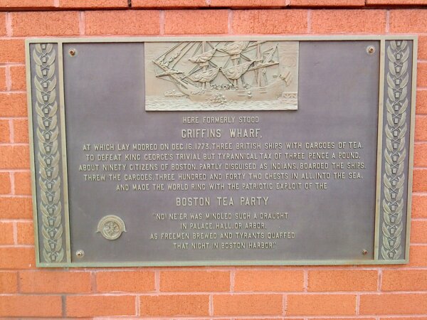 Một tấm bảng kỷ niệm Tiệc Trà Boston, hiện được gắn ở bên hông Tòa nhà Bến Độc Lập ở Boston. (Ảnh: Tư liệu công cộng)