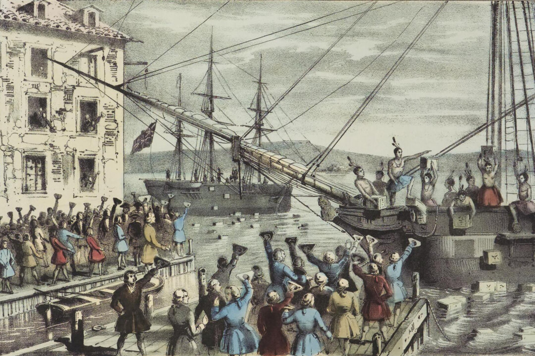 Hình ảnh những người thuộc địa đang reo hò trong bức in thạch bản năm 1846 này của thợ in Nathaniel Currier mang tên “Tiêu hủy trà ở Cảng Boston.” Lúc bấy giờ, cụm từ “Tiệc Trà Boston” vẫn chưa trở thành cách gọi quen thuộc. (Ảnh: Tư liệu công cộng)