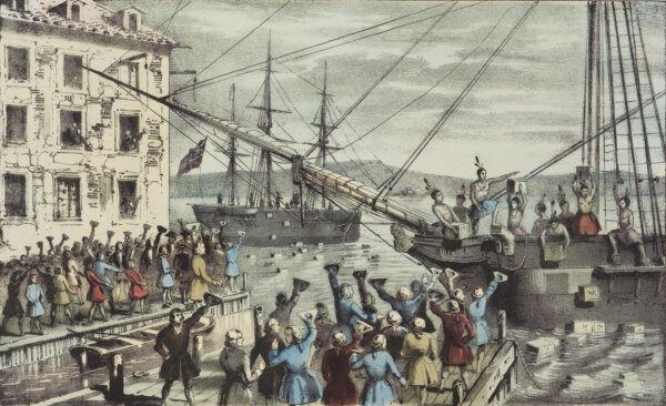 Những người dân thuộc địa thể hiện sự reo hò trong tờ in thạch bản năm 1846 này của nhà in thạch bản Nathaniel Currier có tên “The Destruction of Tea at Boston Harbor” (Tiêu hủy trà ở Cảng Boston). Lúc bấy giờ, cụm từ “Tiệc trà Boston” vẫn chưa trở thành cách gọi phổ biến. (Ảnh: Tư liệu công cộng)