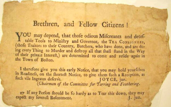 Một thông báo từ “Chủ tịch Ủy ban Bôi Hắc ín và Lông vũ” (Chairman of the Committee for Tarring and Feathering) ở Boston lên án những người nhận trà là “kẻ phản bội đất nước,” năm 1773. (Ảnh: Tư liệu công cộng)