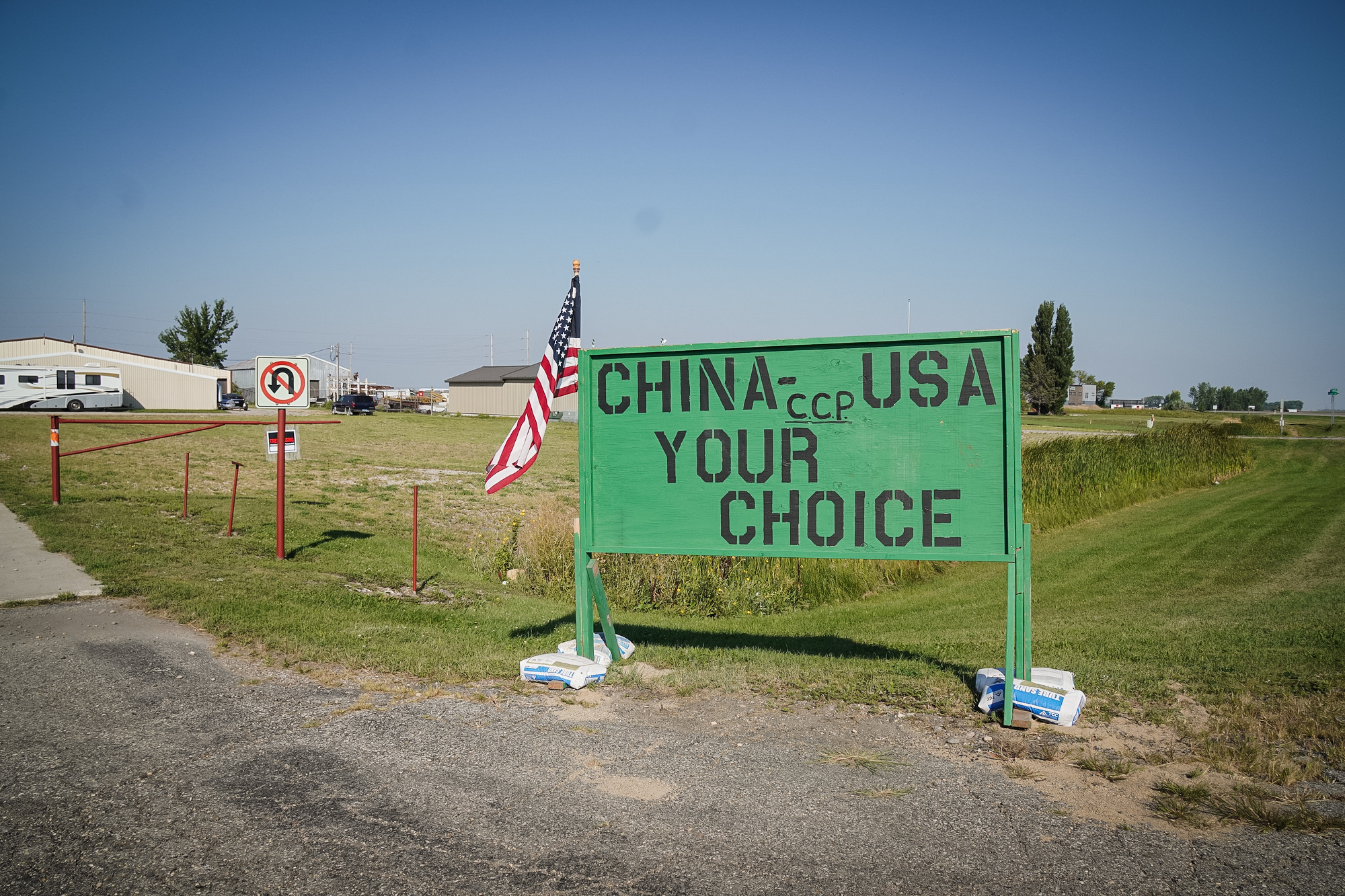 Một tấm biển phản đối dự án nhà máy bắp ở Grand Forks, North Dakota, vào ngày 25/12/2023. Nhiều người dân phản đối khoản đầu tư vào nhà máy bắp của một công ty Trung Quốc vốn bị nghi ngờ là có quan hệ với Đảng Cộng sản Trung Quốc. (Ảnh: Allan Stein/The Epoch Times)