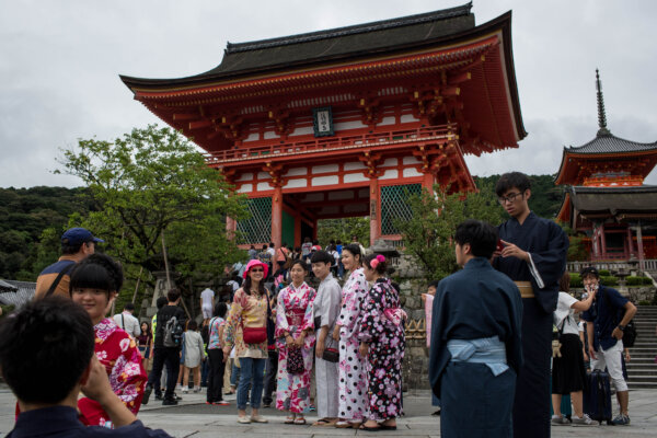Du khách mặc trang phục truyền thống của Nhật Bản tạo dáng chụp ảnh trước Đền Kiyomizu ở Kyoto, Nhật Bản, vào ngày 07/09/2015. (Ảnh: Chris McGrath/Getty Images)