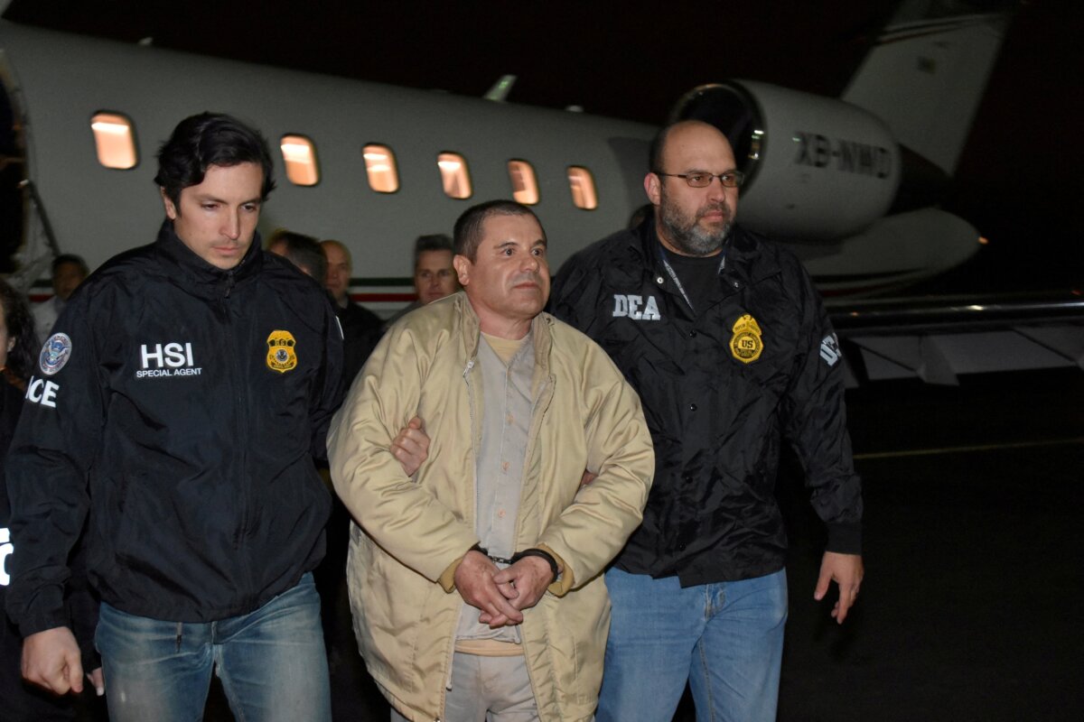 Trùm ma túy Mexico Joaquin “El Chapo” Guzman được áp giải đến phi trường Long Island MacArthur ở New York vào ngày 19/01/2017, sau khi bị dẫn độ từ Mexico. (Ảnh: Các quan chức Hoa Kỳ/Phát hành qua Reuters)