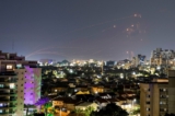 Hệ thống chống phi đạn Vòm Sắt (Iron Dome) của Israel chặn hỏa tiễn phóng từ Dải Gaza, trong cuộc xung đột đang diễn ra giữa Israel và nhóm Hồi Giáo người Palestine Hamas, nhìn từ Ashkelon, Israel, hôm 01/01/2024. (Ảnh: Amir Cohen/Reuters)