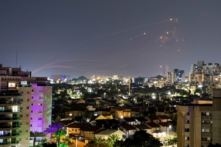 Hệ thống chống phi đạn Vòm Sắt (Iron Dome) của Israel chặn hỏa tiễn phóng từ Dải Gaza, trong cuộc xung đột đang diễn ra giữa Israel và nhóm Hồi Giáo người Palestine Hamas, nhìn từ Ashkelon, Israel, hôm 01/01/2024. (Ảnh: Amir Cohen/Reuters)