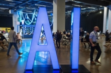 Mọi người đi ngang qua biển hiệu AI tại hội nghị trí tuệ nhân tạo All In ở Montreal vào ngày 28/09/2023. (Ảnh: The Canadian Press/Ryan Remiorz)