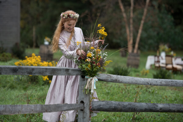 Nhân vật Beth March (nữ diễn viên Eliza Scanlen thủ vai) trong bộ phim “Little Women” (Những Người Phụ Nữ Bé Nhỏ). (Ảnh: PBS)