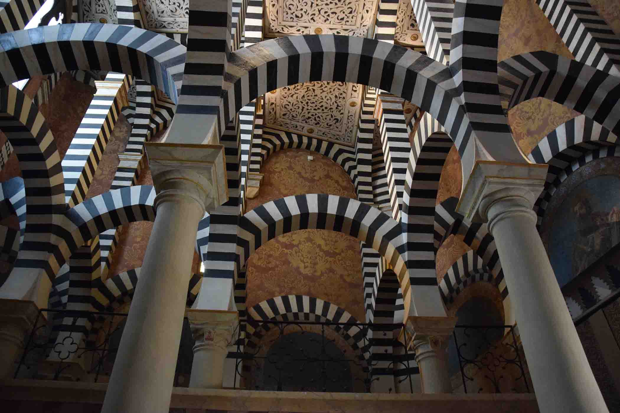 Các vòm cong hình bán nguyệt mô phỏng theo phòng cầu nguyện của Nhà thờ Hồi giáo-Nhà thờ Córdoba, Tây Ban Nha, vươn cao trong Nhà Nguyện của tòa lâu đài bá tước. (Ảnh: Chiara Paolini/Shutterstock)
