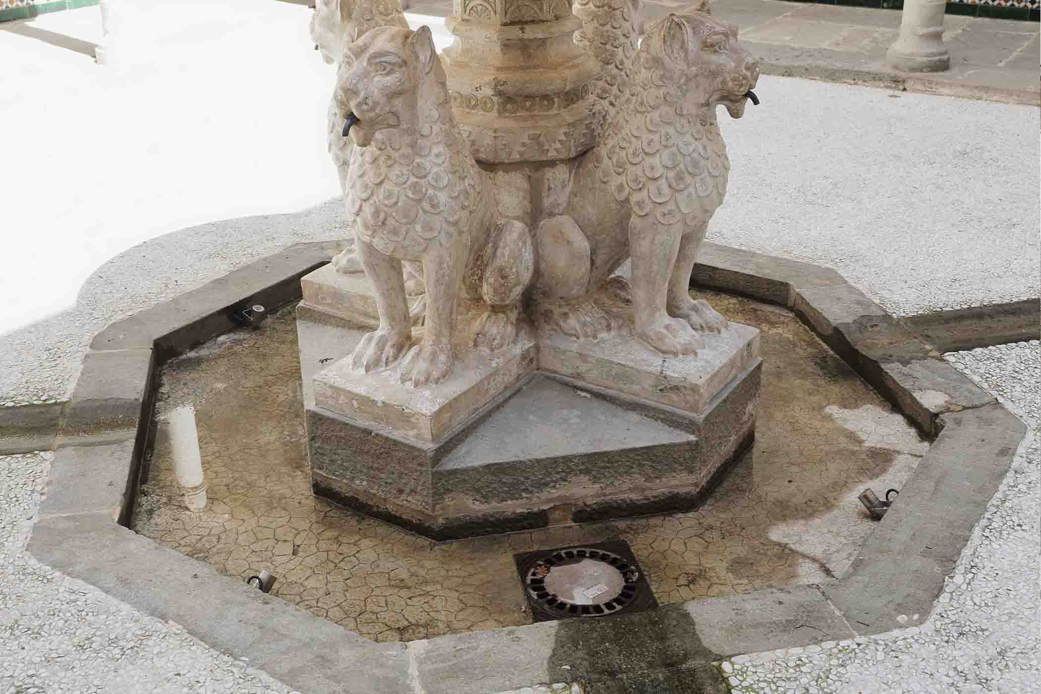 Chi tiết những chú sư tử trang trí đài phun nước ở giữa sân. (Ảnh: Gaia Conventi/Shutterstock)