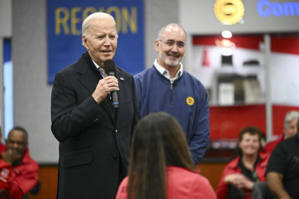 Tổng thống Joe Biden nói trước các thành viên của Nghiệp đoàn Nhân viên Xe hơi Hoa Kỳ (United Auto Workers, UAW) khi Chủ tịch UAW Shawn Fain đứng nhìn tại Trung tâm Đào tạo Quốc gia UAW, ở Warren, Michigan, hôm 01/02/2024. (Ảnh: Mandel Ngan/AFP)