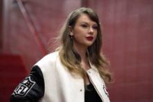 Ca sỹ Taylor Swift vào sân vận động Arrowhead trước khi trận đấu bóng bầu dục NFL giữa hai đội Kansas City Chiefs và Cincinnati Bengals bắt đầu, ở thành phố Kansas, Missouri, vào ngày 31/12/2023. (Ảnh: Ed Zurga/AP Photo)