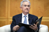 Chủ tịch Hệ thống Dự trữ Liên bang Jerome Powell được giới thiệu tại Hội nghị Nghiên cứu Jacques Polak của Quỹ Tiền tệ Quốc tế ở Hoa Thịnh Đốn ngày 09/10/2023. (Ảnh: Mark Schiefelbein/AP Photo)