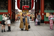 Du khách đến thăm Đền Sensoji, một địa điểm du lịch nổi tiếng, ở Tokyo, Nhật Bản, vào ngày 12/10/2022. (Ảnh: Philip Fong/AFP qua Getty Images)