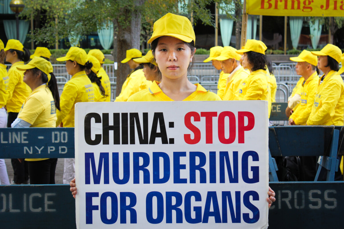 Cô Hàn Vũ (Han Yu), người có cha bị sát hại ở Trung Quốc vì đức tin vào Pháp Luân Công, tại một cuộc mít tinh ở United Nations Plaza tại thành phố New York vào ngày 24/09/2019. (Ảnh: Eva Fu/The Epoch Times)