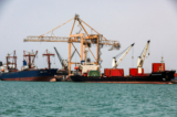 Các tàu thương mại cập cảng Hodeidah, Yemen, ở khu vực Hồng Hải do Houthi kiểm soát vào ngày 25/02/2023. (Ảnh: Khaled Abdullah/Reuters)