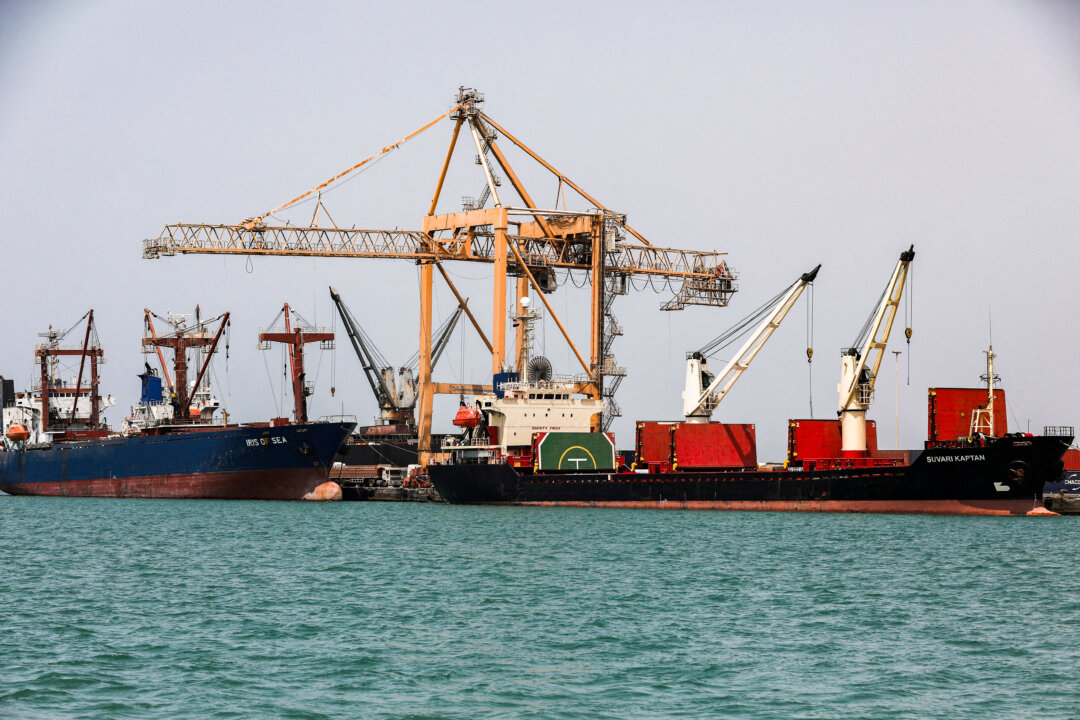 Các tàu thương mại cập cảng Hodeidah, Yemen, ở Hồng Hải do Houthi kiểm soát vào ngày 25/02/2023. (Ảnh: Khaled Abdullah/Reuters)